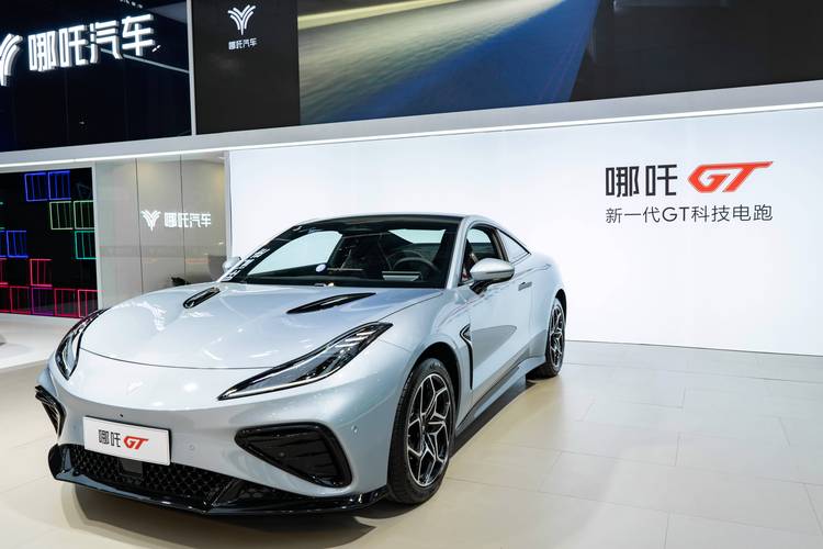 成都259哪吒汽车在智能汽车领域的表现，领途汽车在新能源汽车市场中的影响力